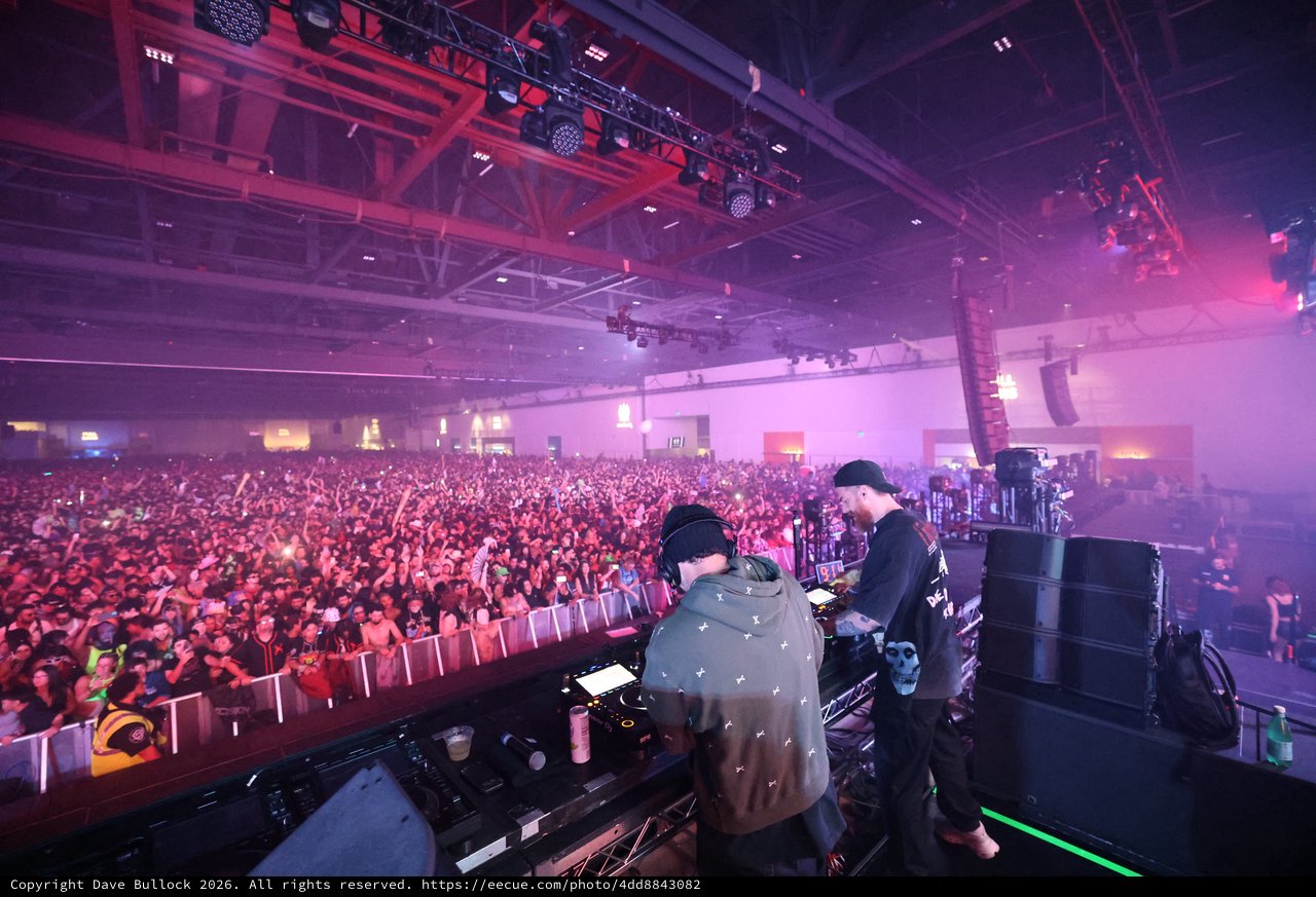 DJs Command Massive Crowd at Wobbleland 2026