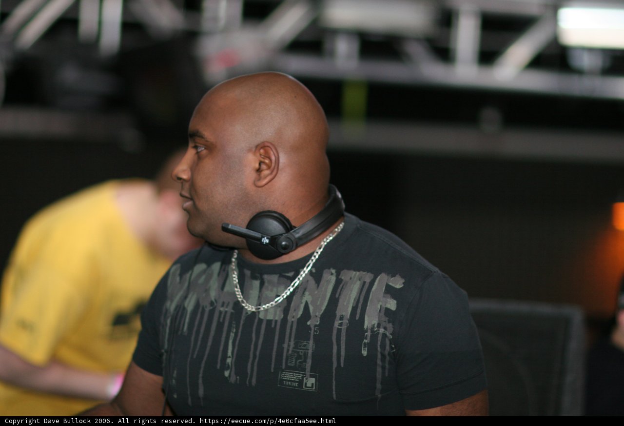Funktion XXXL: Man in Black Shirt Rocks the Mic with Headphones
