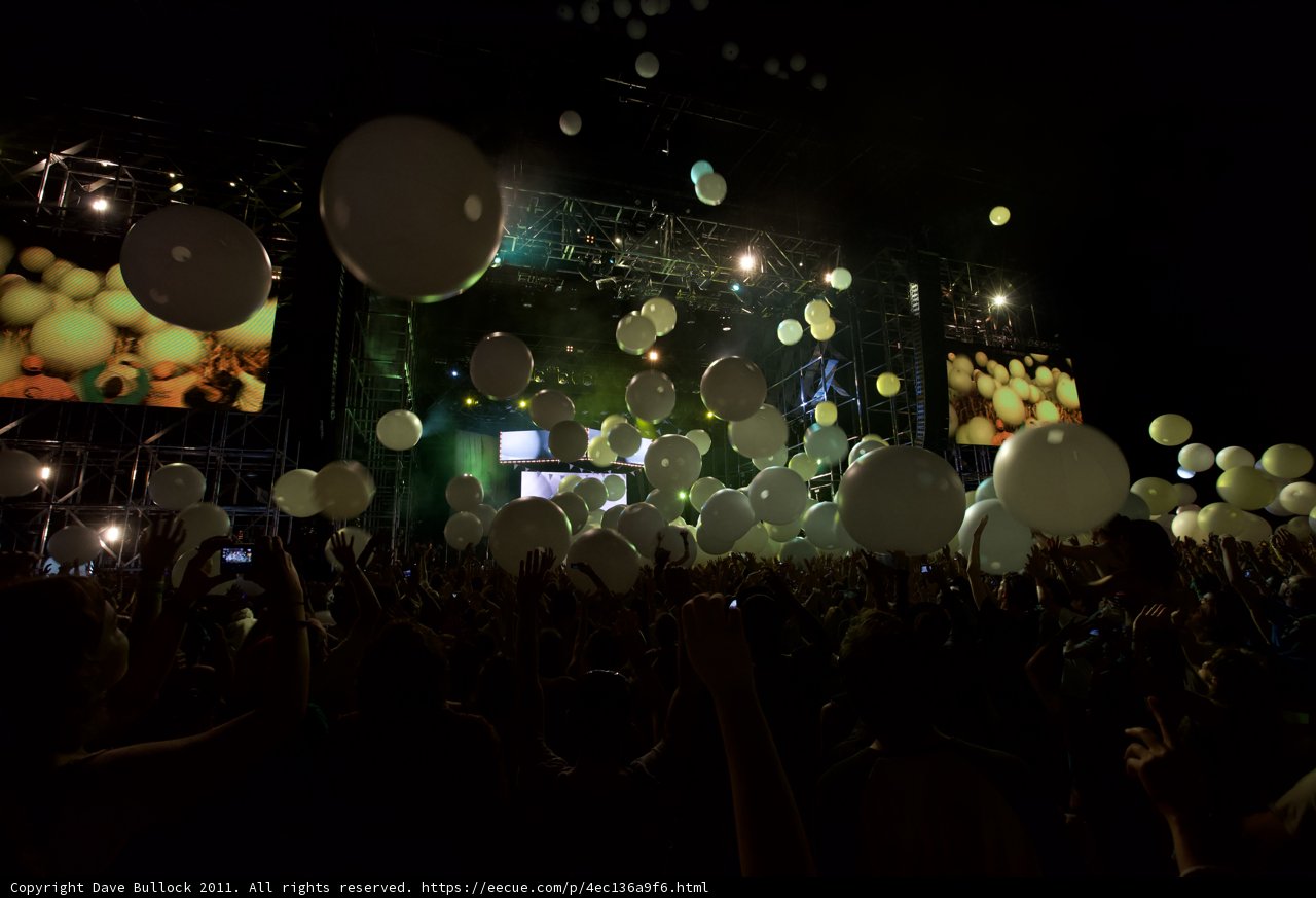Balloon-filled Crowd at Coachella 2011 Saturday Concert