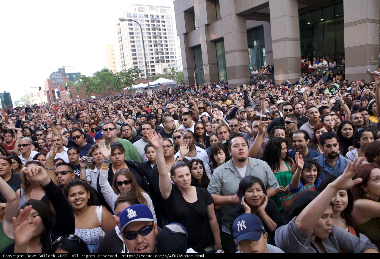 Grand Performance Draws Huge Crowd in Front of Building