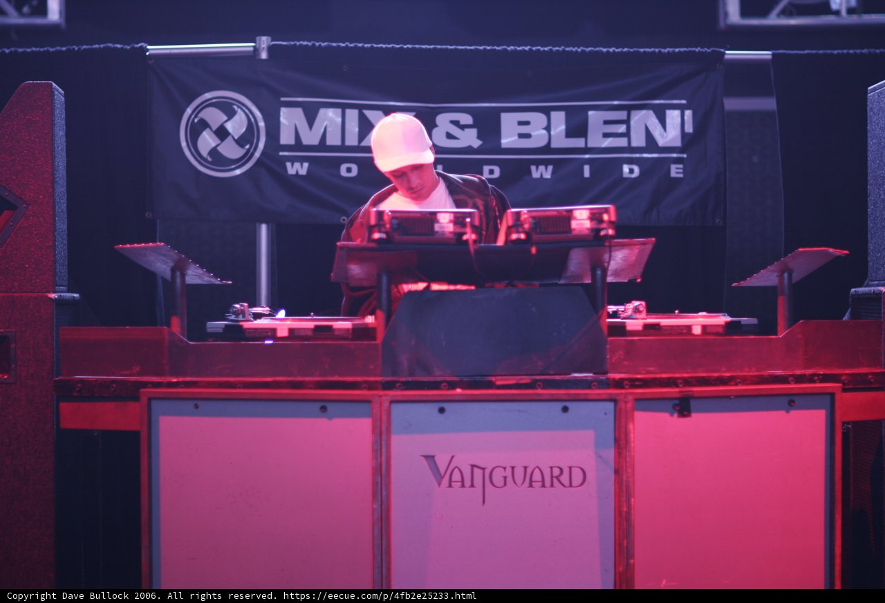 The Entertainer in White Hat