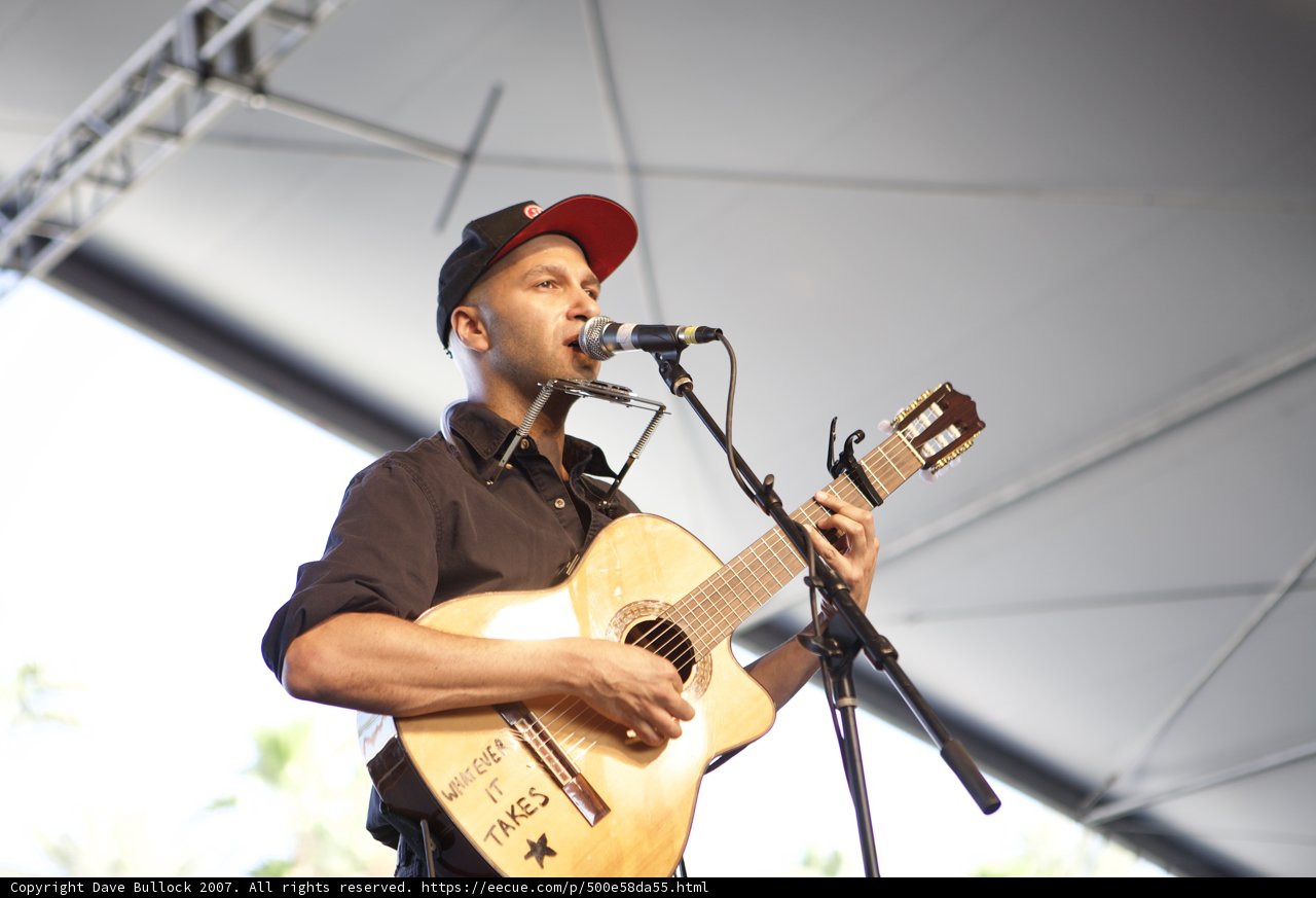 Tom Morello Rocks the Crowd with his Musical Skills