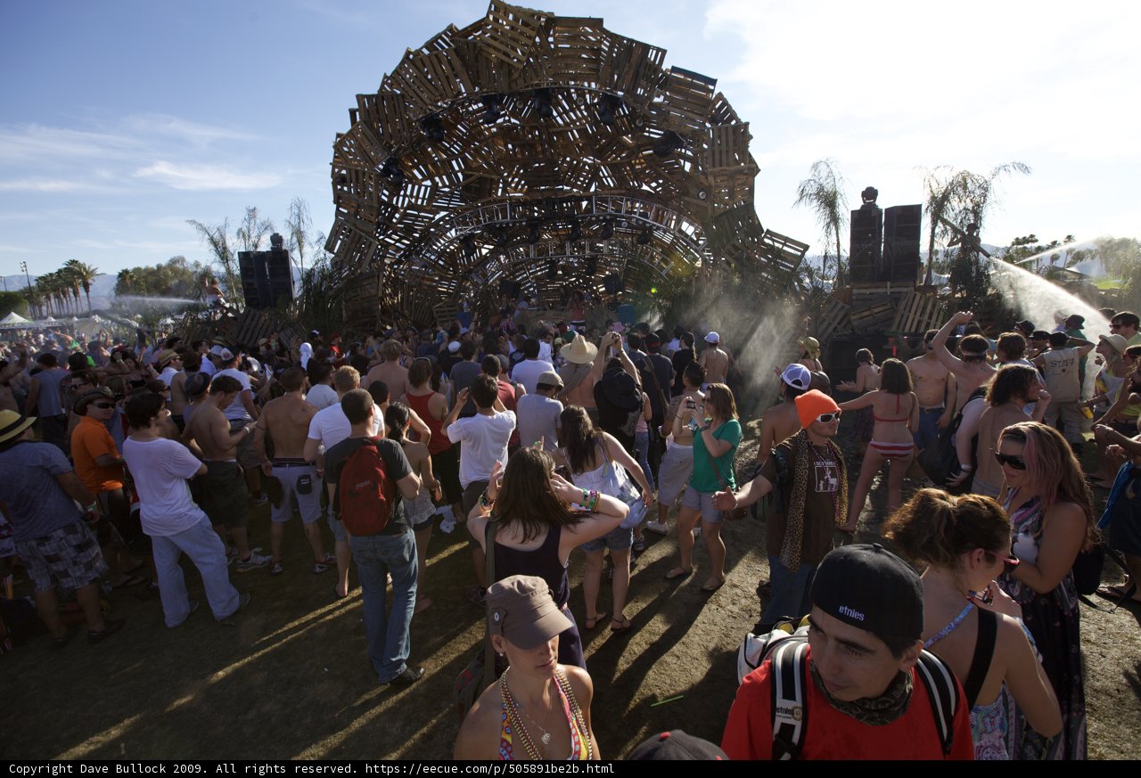 Coachella 2009: A Sea of Colorful Crowds