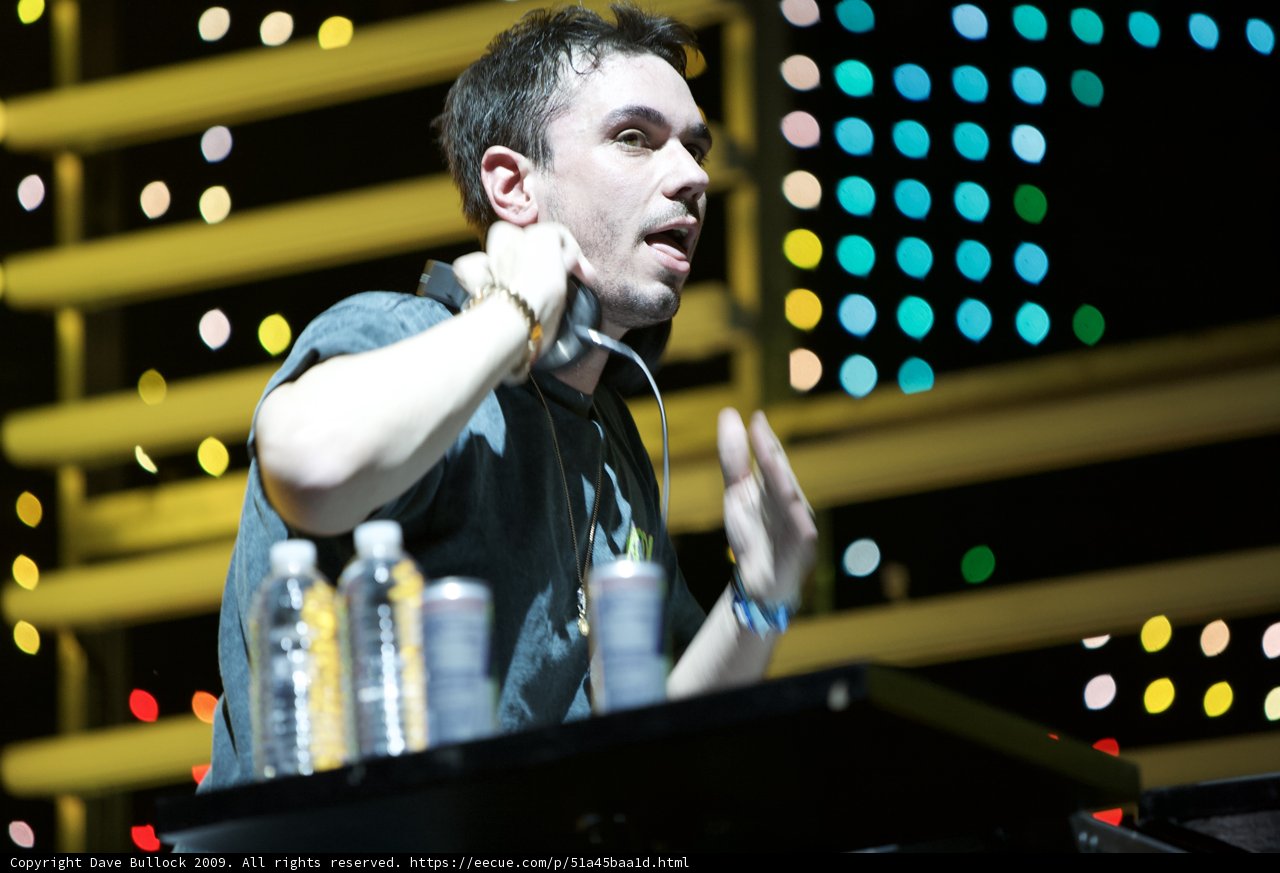 DJ AM electrifies the crowd at Coachella 2009