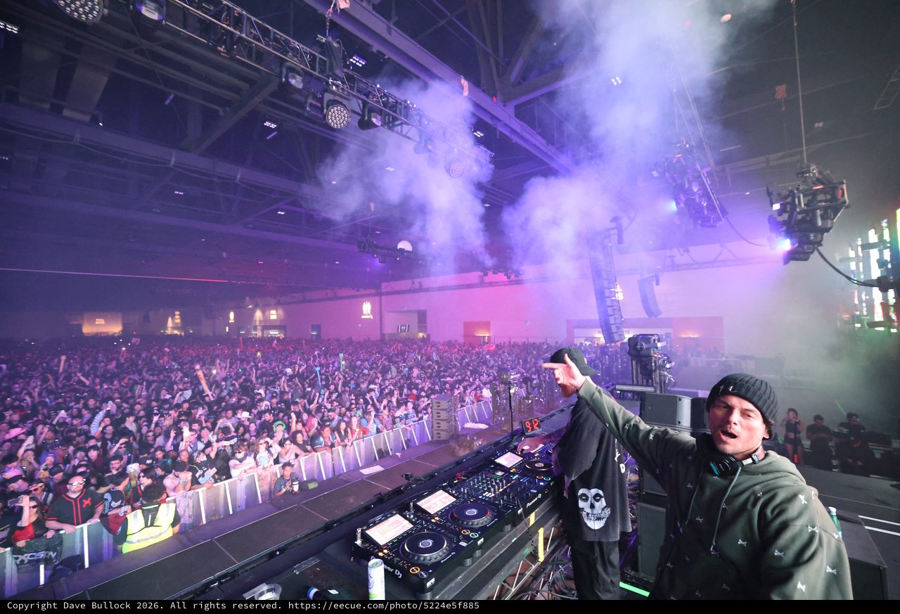 DJ Ignites Massive Crowd at Wobbleland 2026