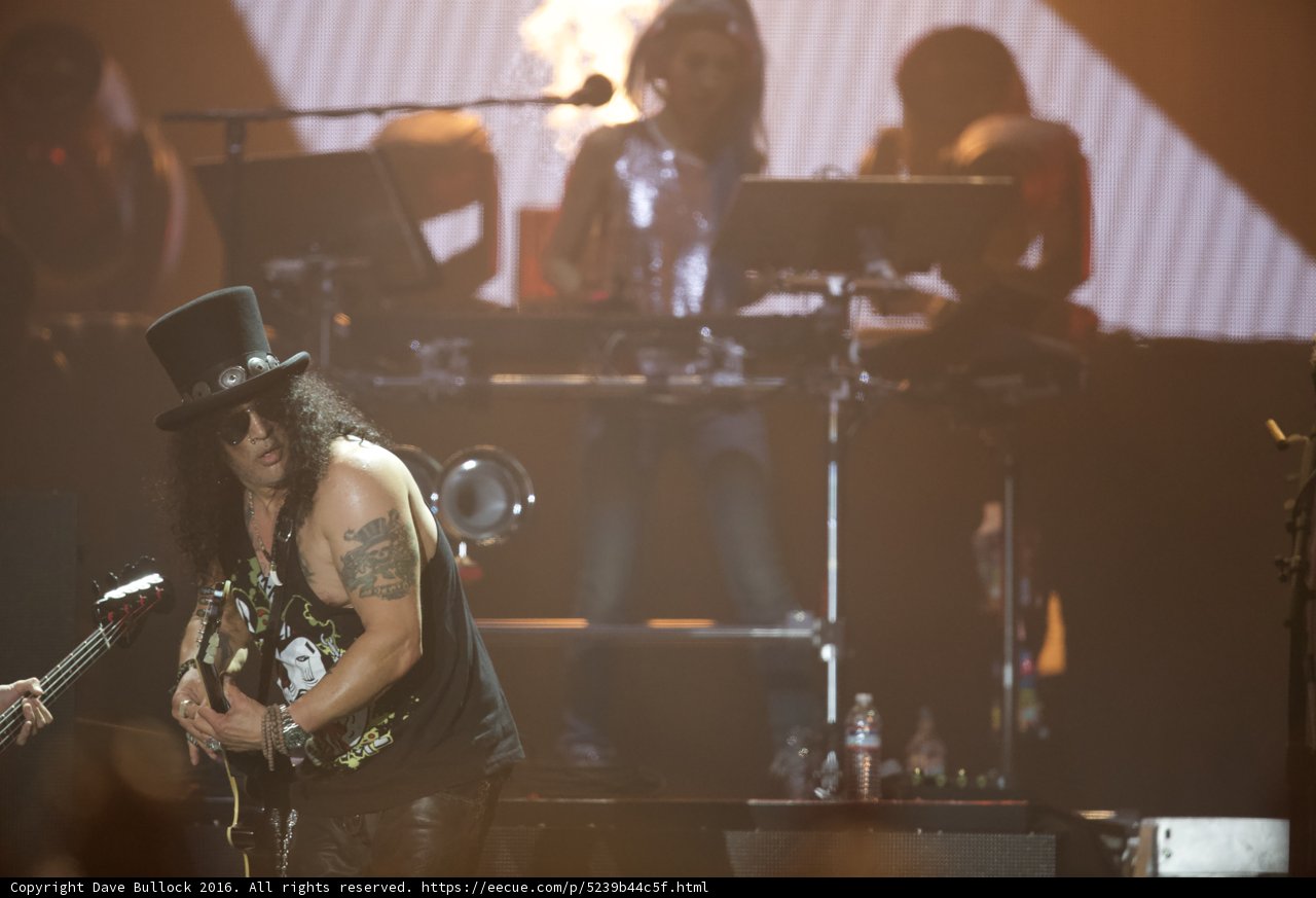 Slash and his Band Rock the MTV Music Awards