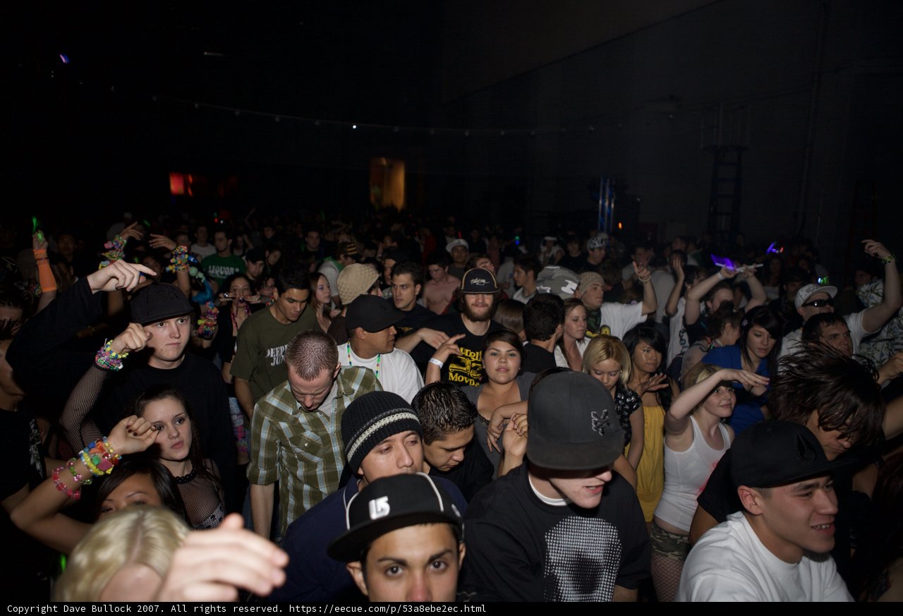 Partygoers Raise the Roof with Léo Veloso at Nightclub