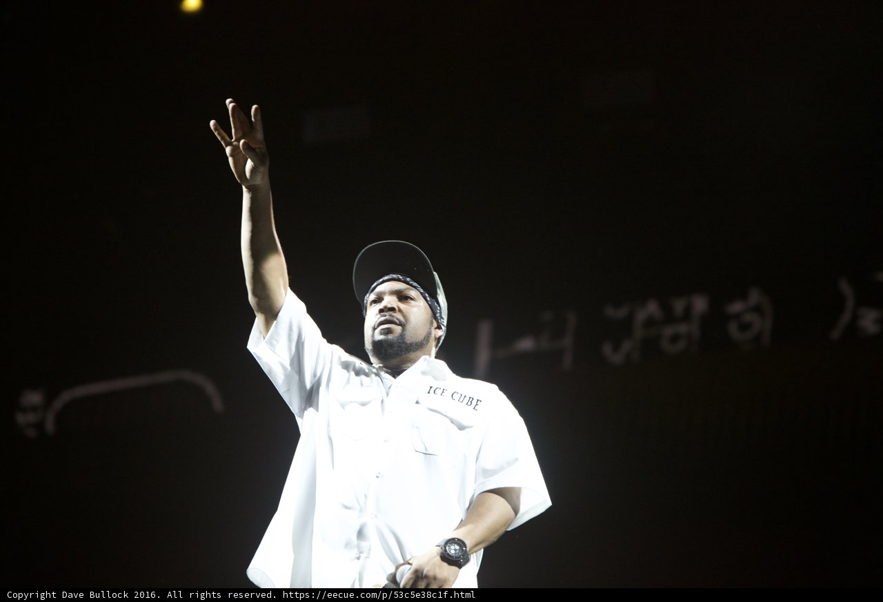 Ice Cube waves to his fans