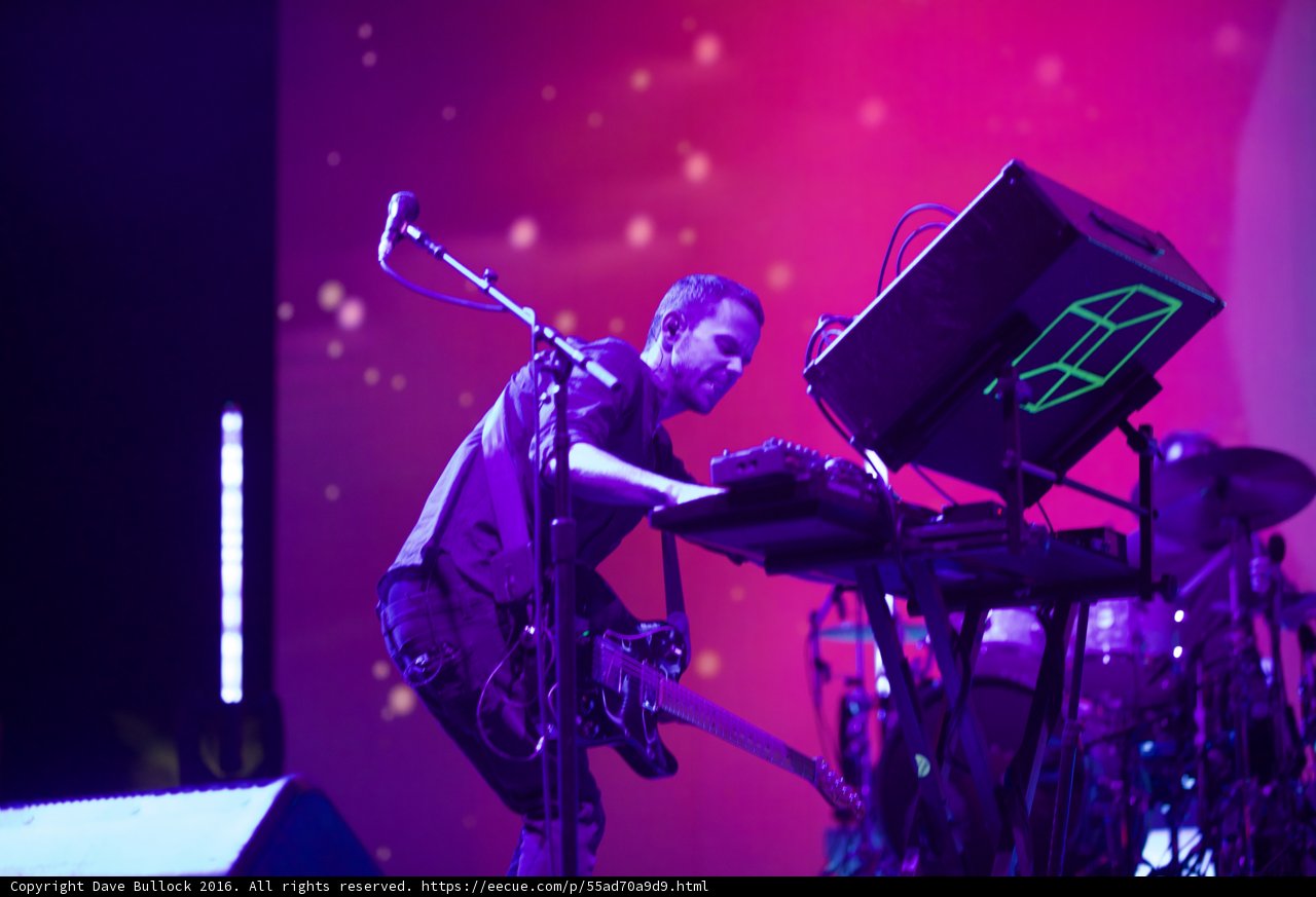 Keyboardist Rocks the Stage with Crowd-Pleasing Tone