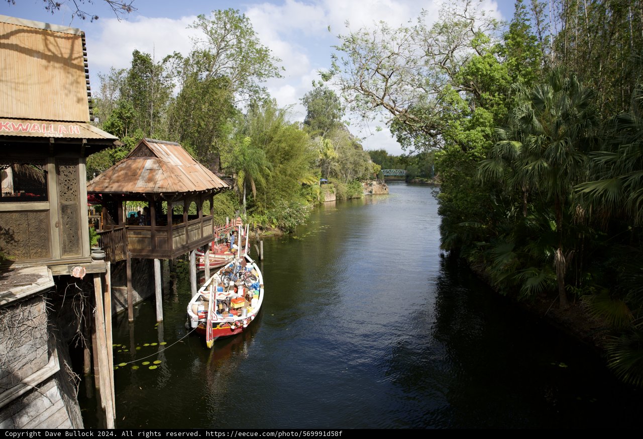 Idyllic Countryside Haven: Docked Boat by the Riverside Home