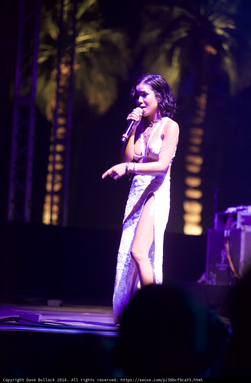 Jhené Aiko's Solo Performance
