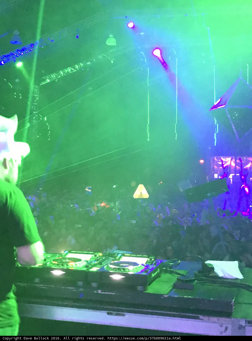 Nightclub Entertainer Rocks the Crowd