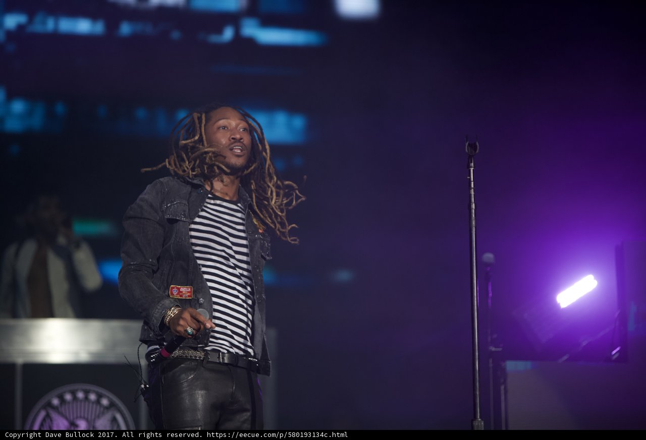Dreadlocked performer mesmerizes Coachella crowd