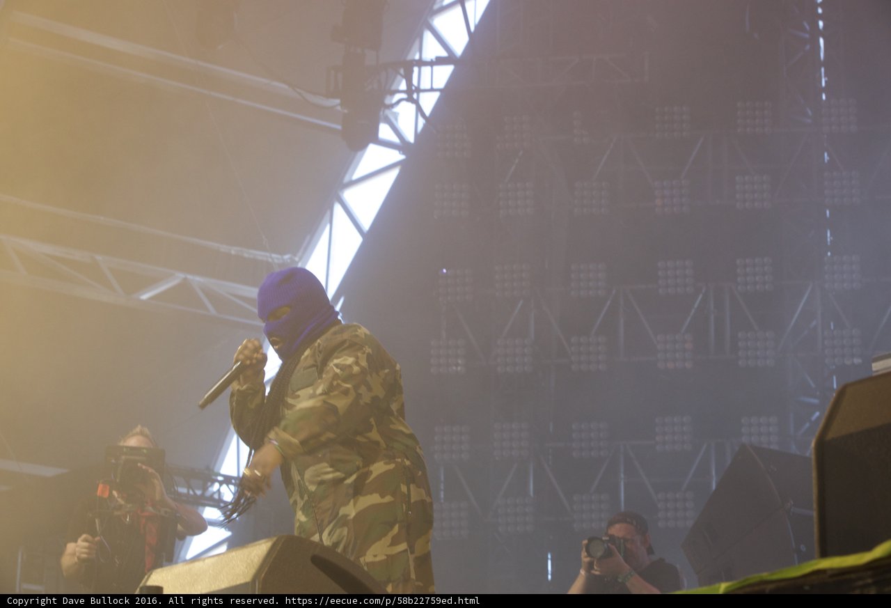 Blue Masked Solo Performer Takes the Stage