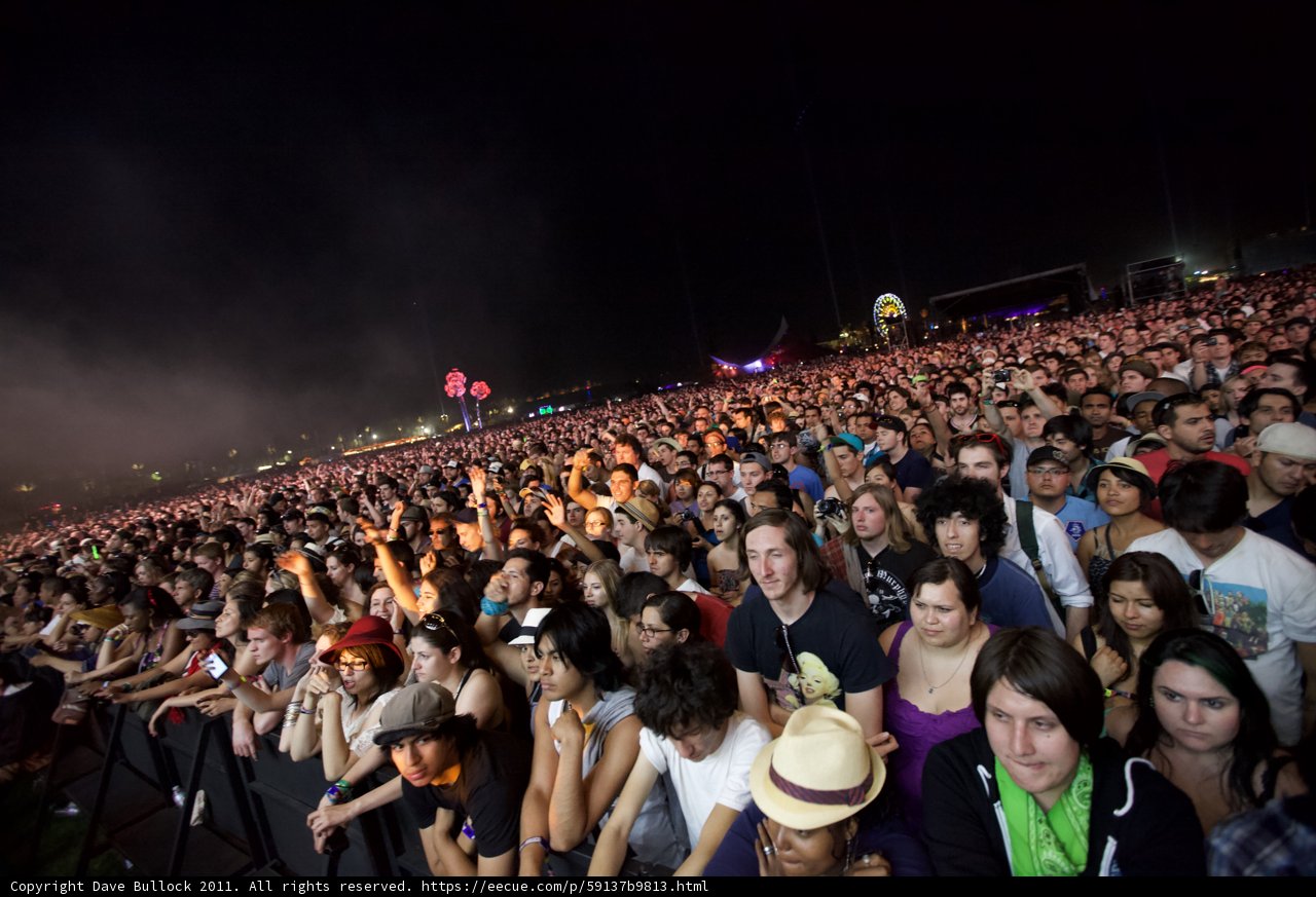 Coachella 2011: A Massive Crowd Grooves to Their Favourite Tunes!