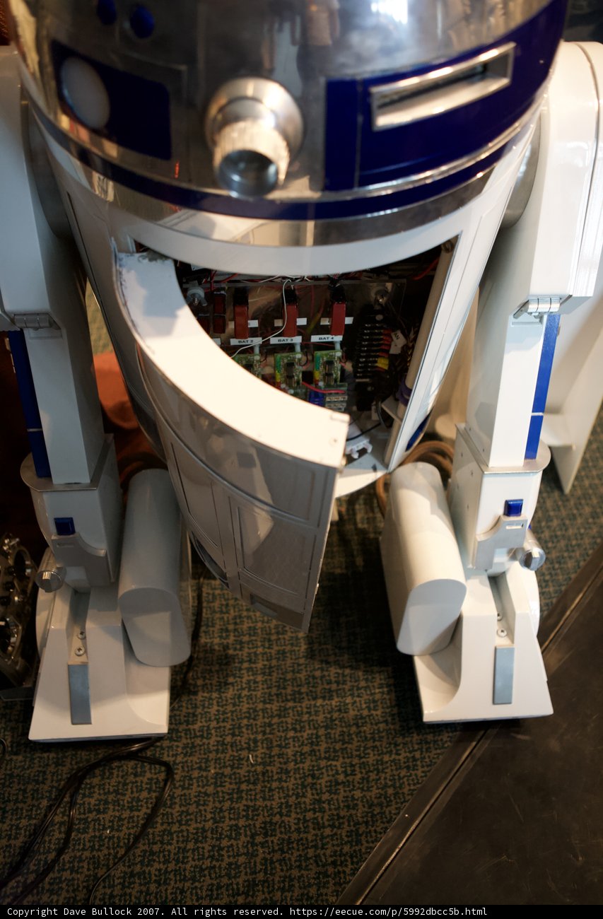 R2D2 with a Blade