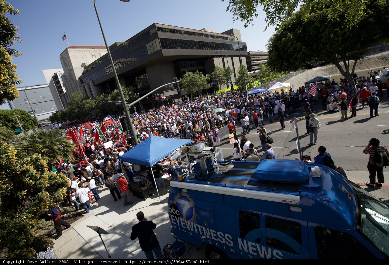 Mayday Rally Draws Huge Crowd in Front of Building