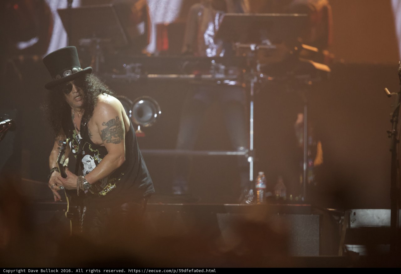 Slash rocks the stage at Coachella 2016