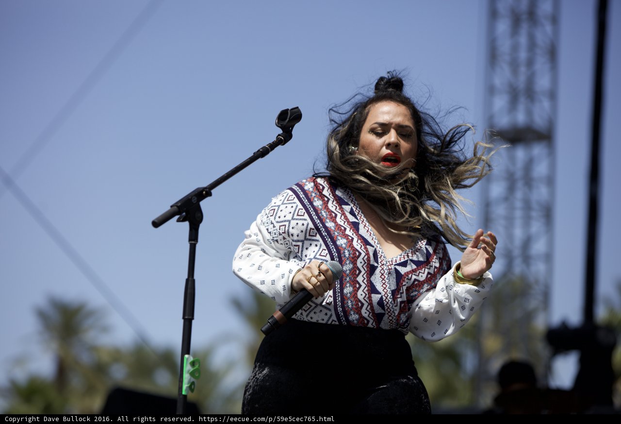 Carla Morrison's Electrifying Solo Performance