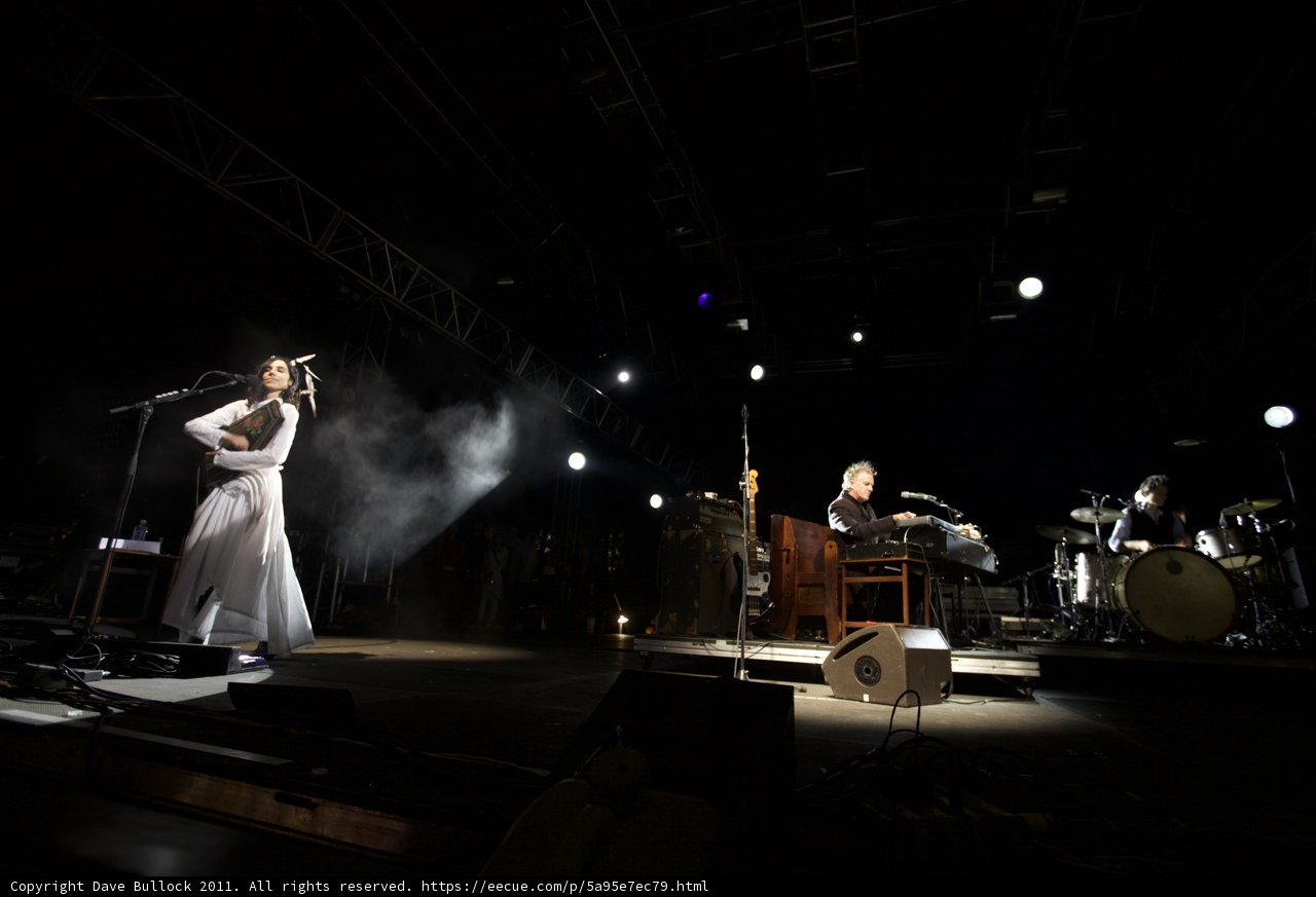 White Dress, Spotlight Singer