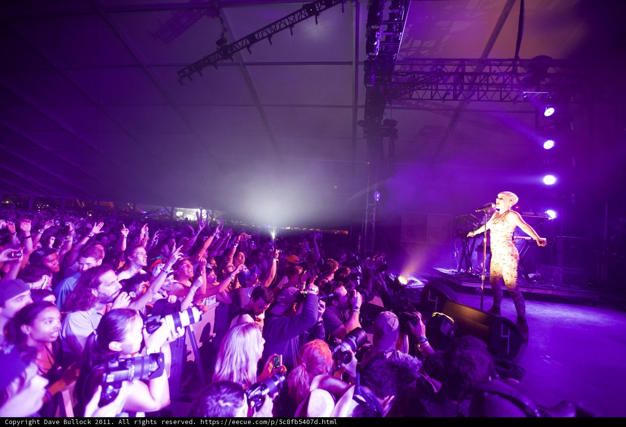Robyn electrifies Coachella crowd