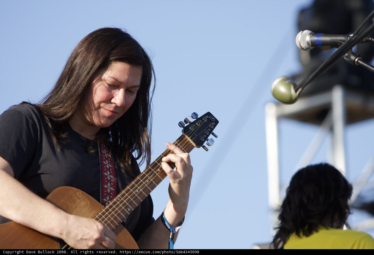 Kim Deal Shreds on Her Acoustic Guitar at Coachella 2008