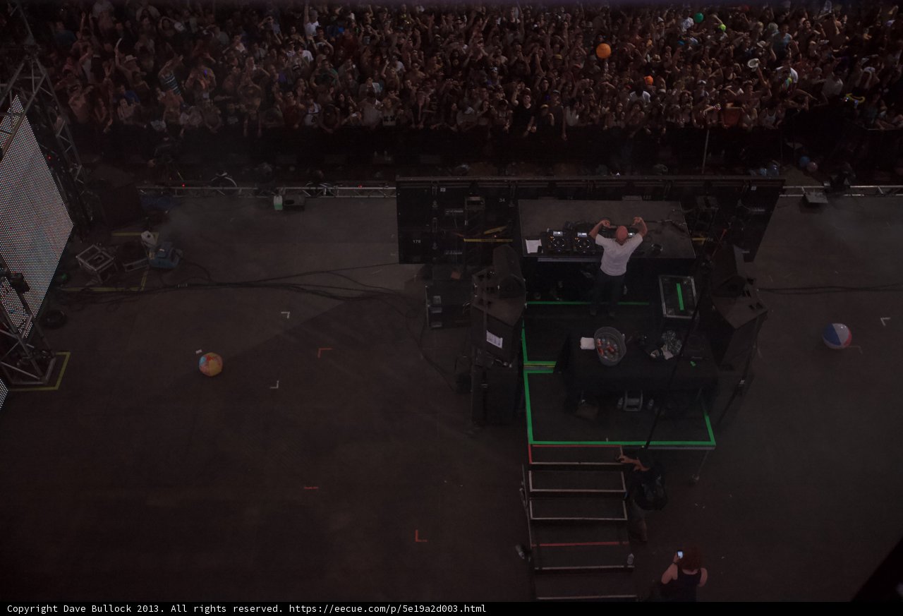 Concert-goers captivated by DJ's performance