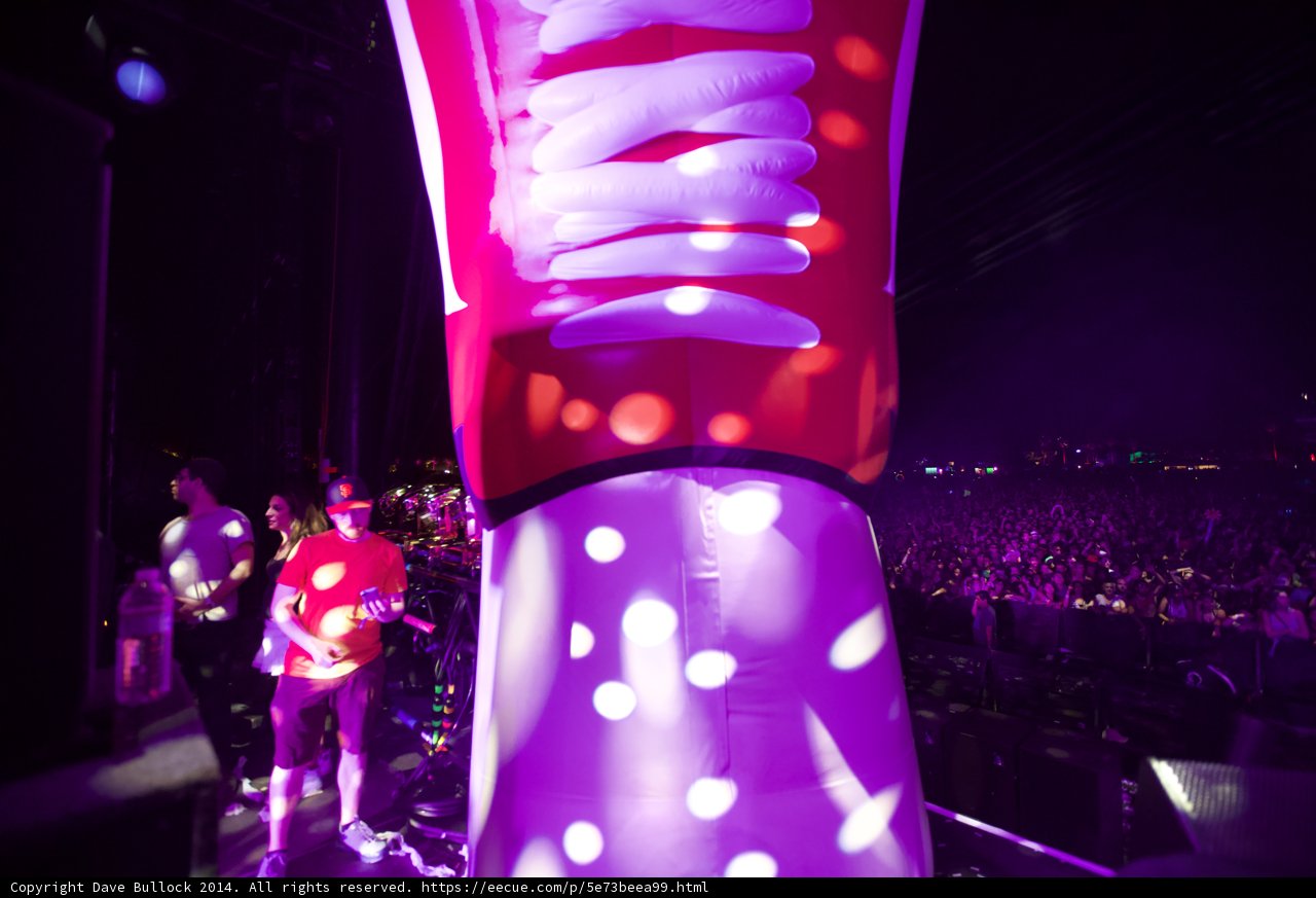 Inflatable Shoe Takes the Stage