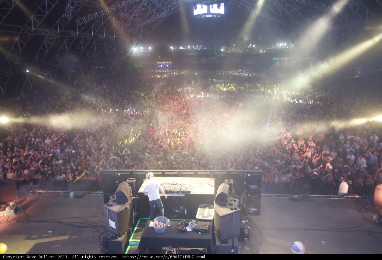 Electrifying Concert with DJ