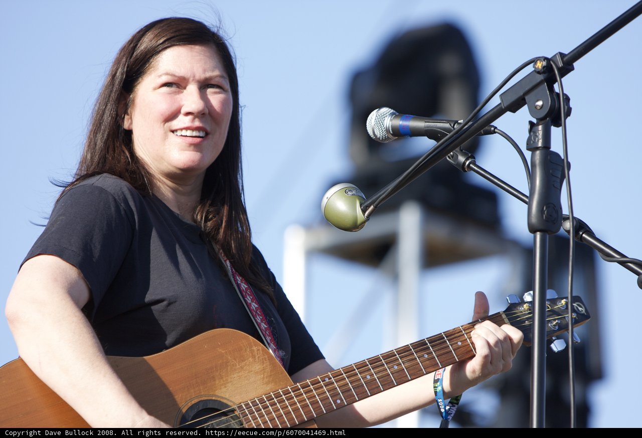 Kim Deal's guitar melodies in Coachella