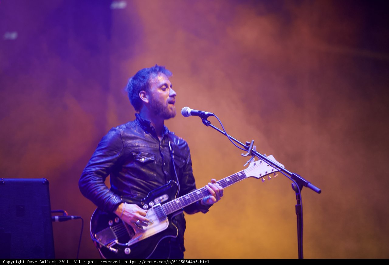 Dan Auerbach Shreds the Stage with his Electric Guitar