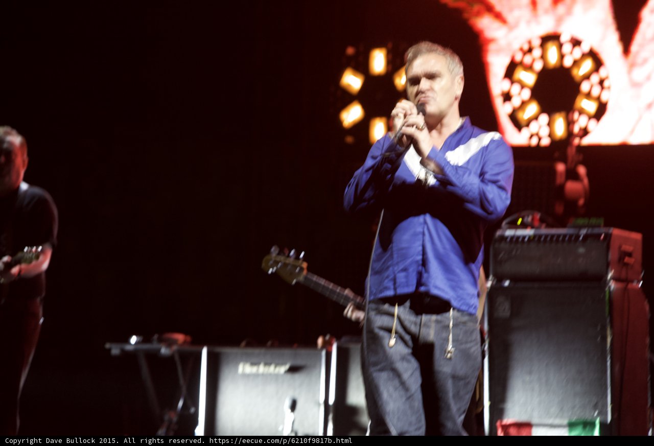 Morrissey Singing Close Up Blue Shirt Guitarist Blur Bass Circular Lights Blackstar Red Screen