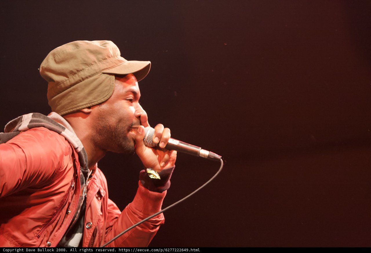 Hat-wearing singer electrifies crowd at Coachella