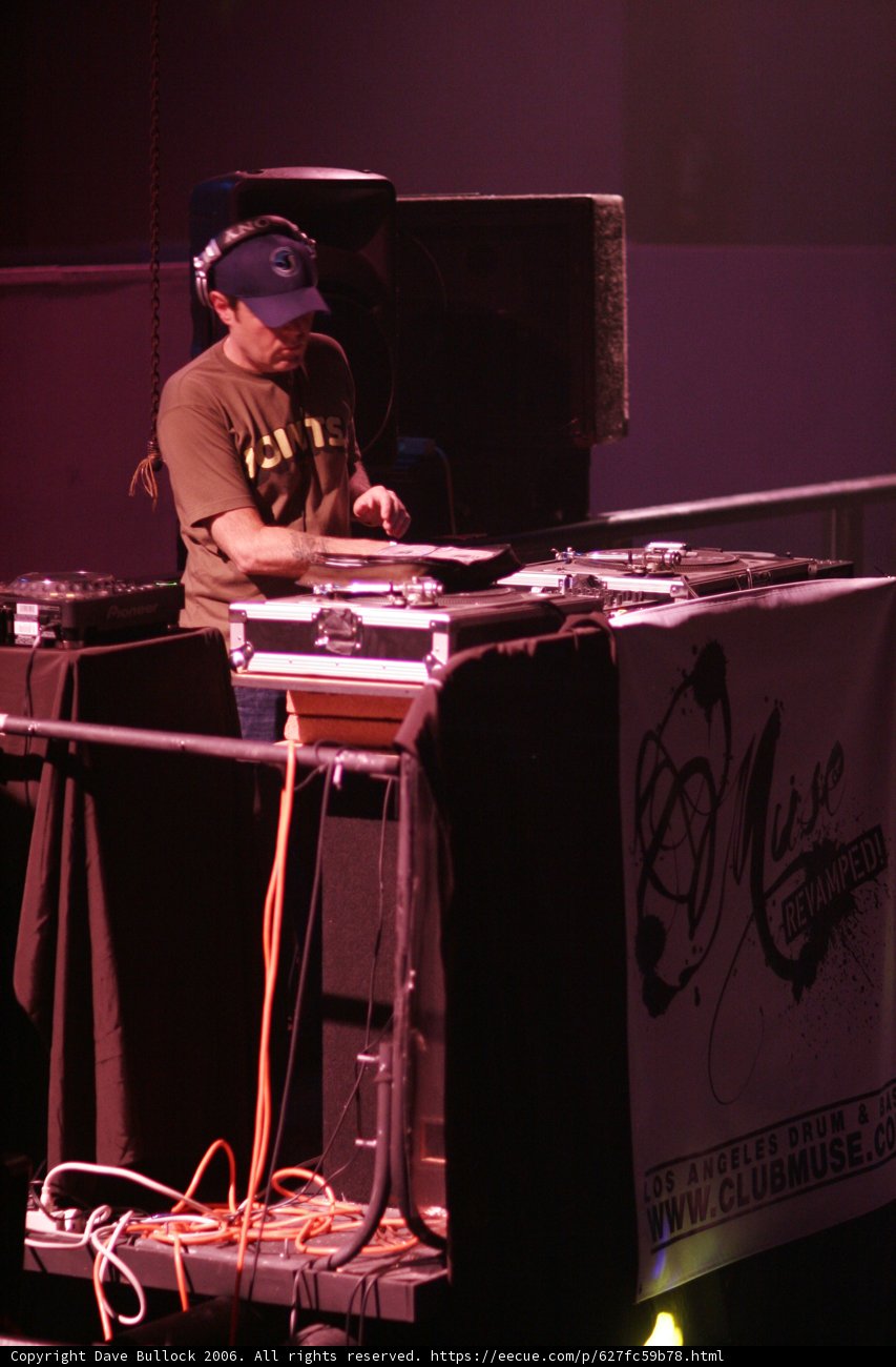 Quique Dacosta Entertains Crowd with Dj Set