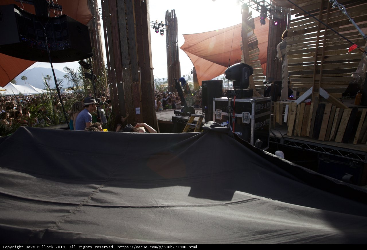 Coachella Sunday: Massive Crowd Underneath the Tent