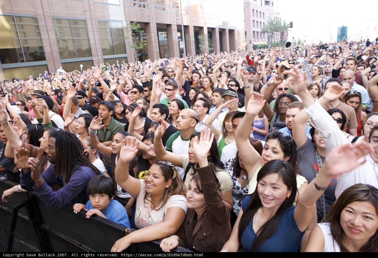 Grand Performance: Ozomatli's Concert Draws a Huge Crowd