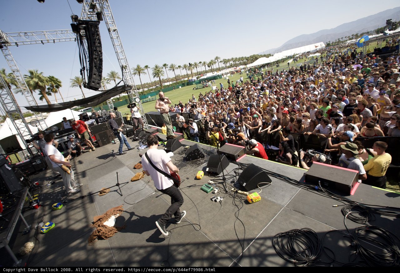 Coachella 2008: Crowd Jams Out to Energetic Music