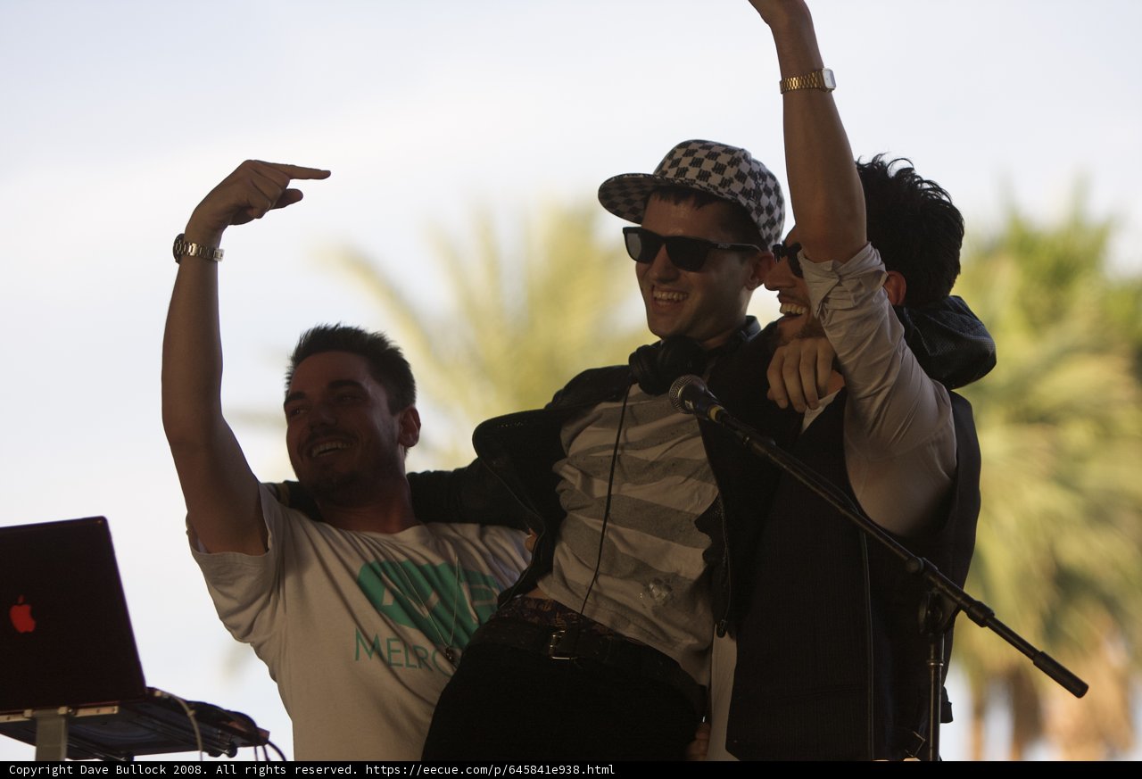 DJ AM Rocks the Crowd
