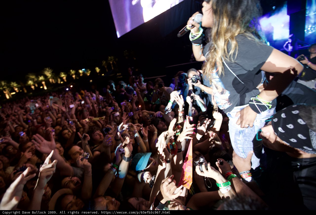 Entertainer Rocks the Crowd