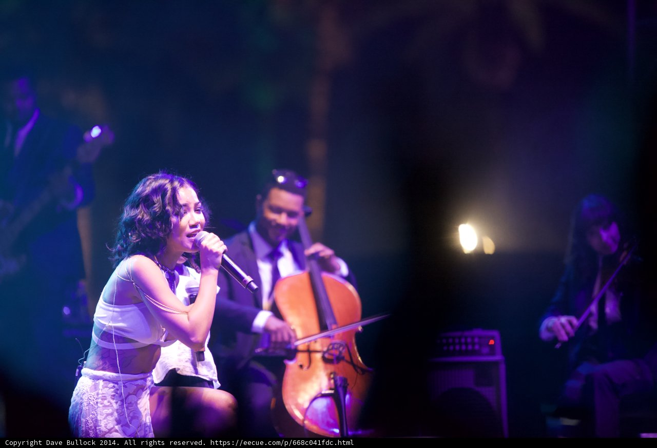Jhené Aiko Rocks Coachella with Violin Performance