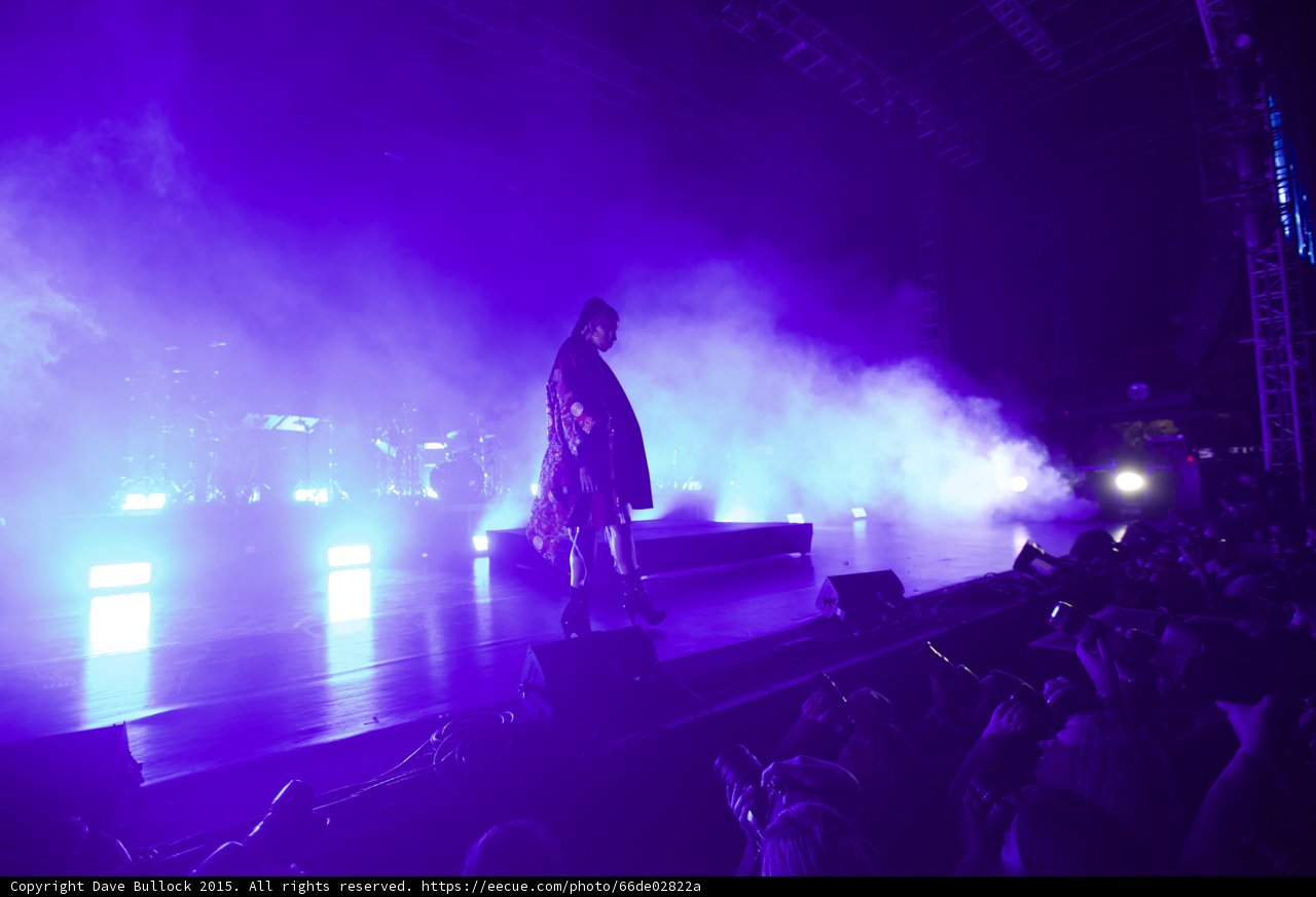 FKA twigs Wide Stage Purple Blue Lighting Red Kimono Gold Patterns Black Boots LED Lights Haze Stage Truss Crowd