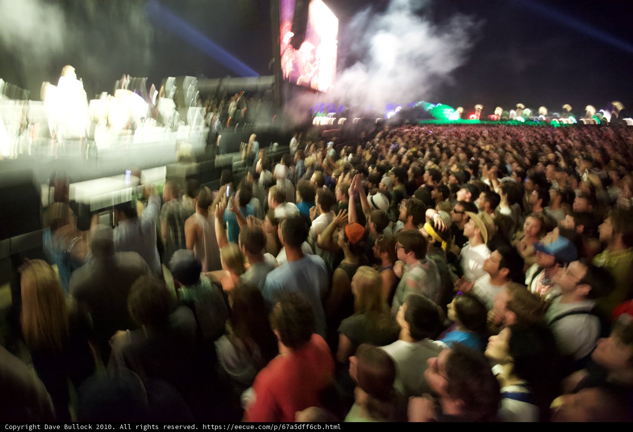 Cochella Crowd Rocks the Night Away