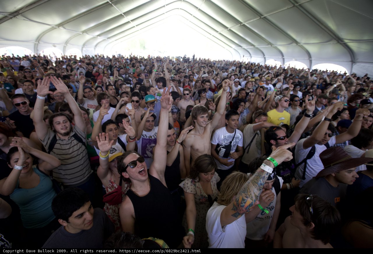 Coachella 2009 Crowd Gets Pumped