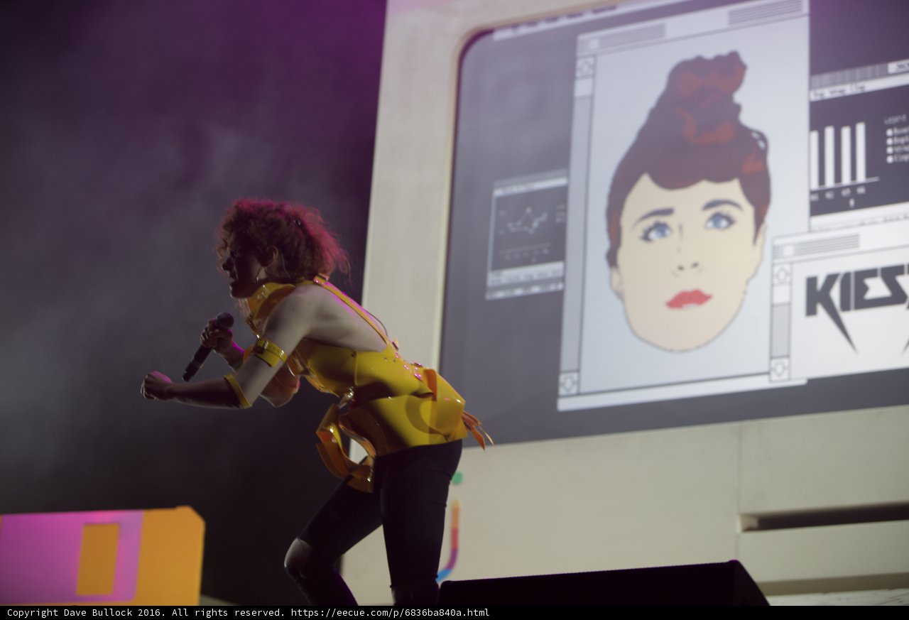 Kiesza rocks Coachella in yellow dress