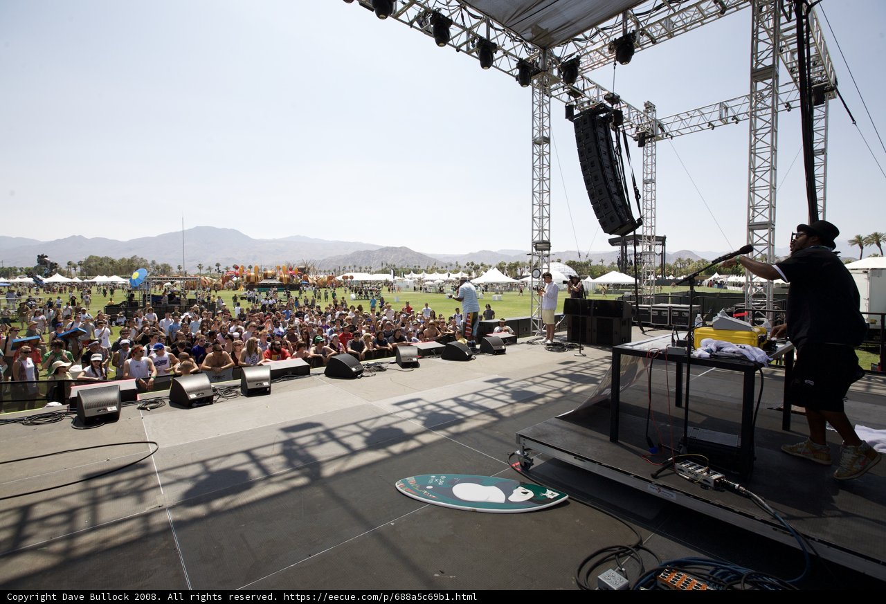 Crowd goes wild for stage performer at Coachella
