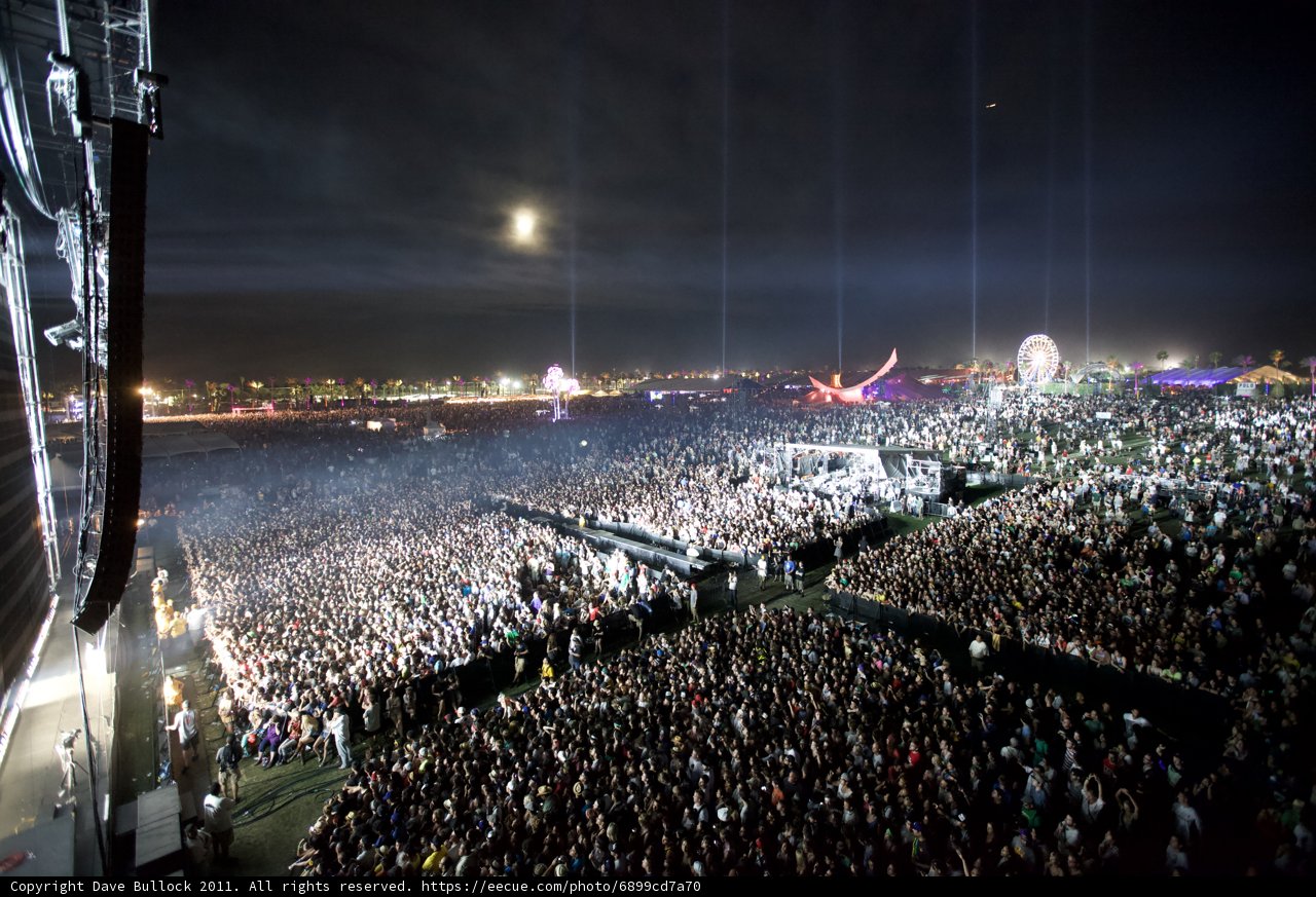 Coachella 2011: Massive Crowd Takes Over Sunday Night