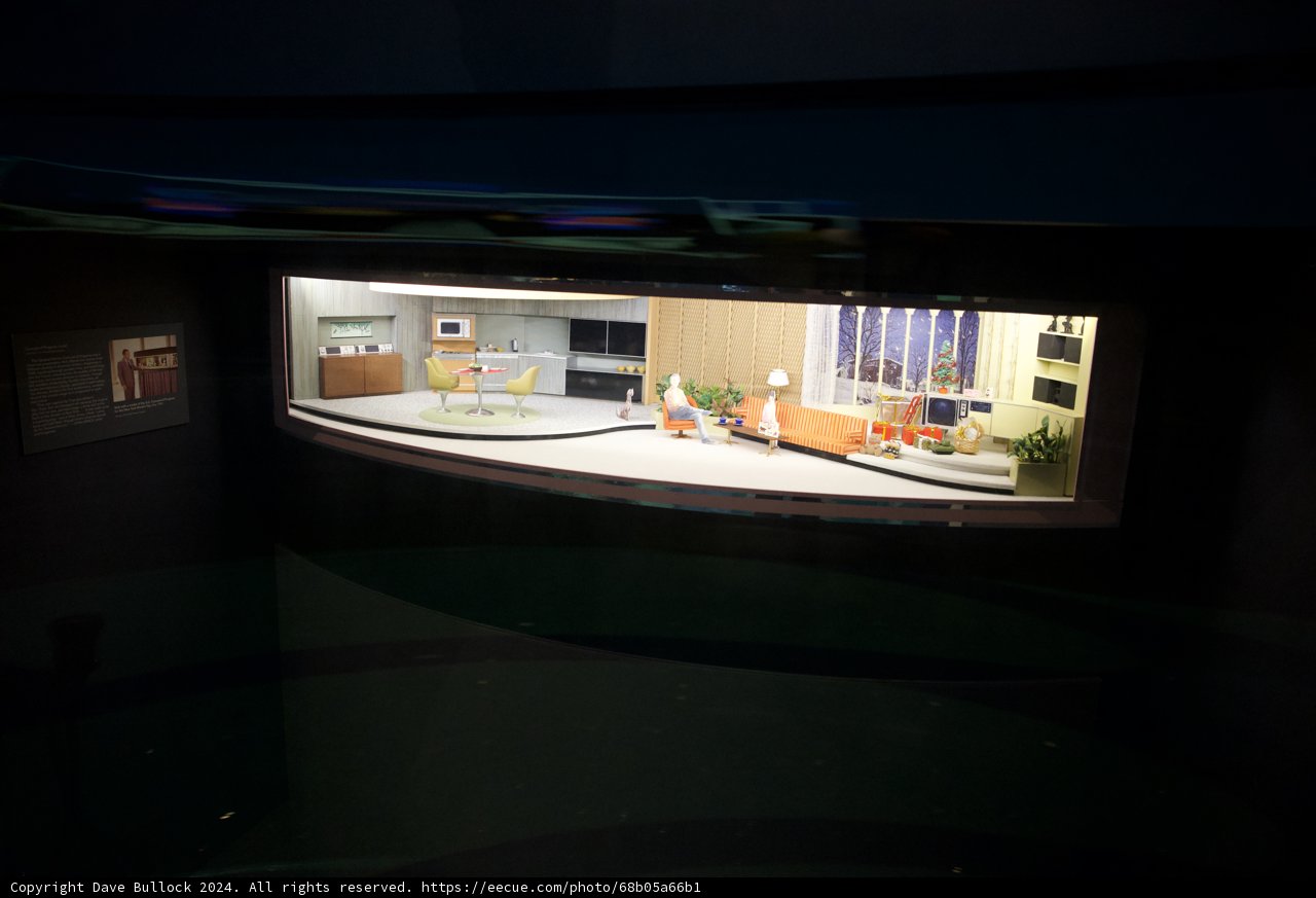 Intricate Miniature Abode: A Stunning Display of Architectural Modeling
