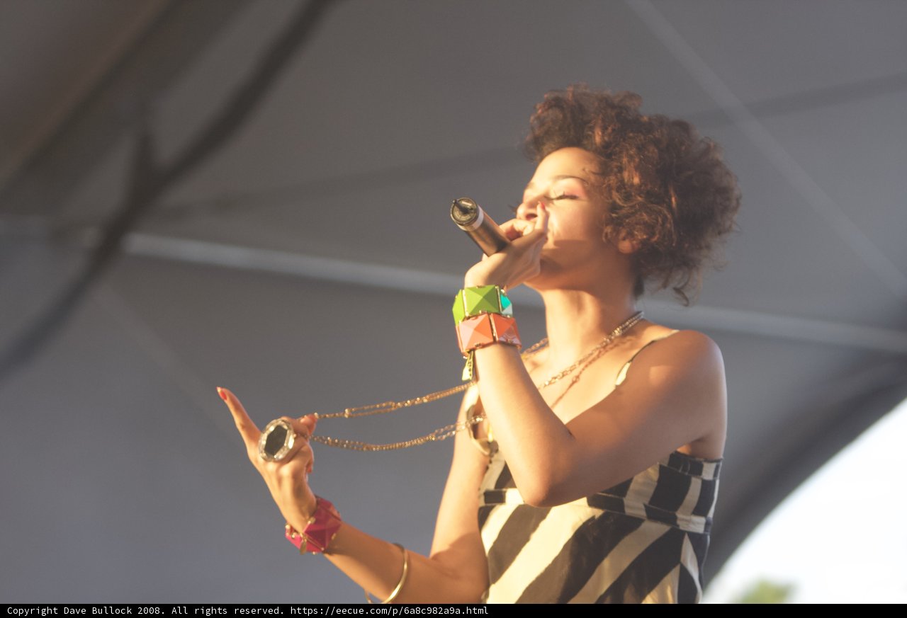 Coachella 2008: Woman Belting Her Heart Out