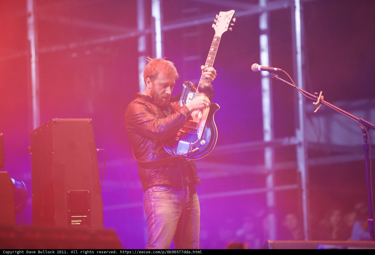 Dan Auerbach Rocks Coachella 2011 with his Electric Guitar