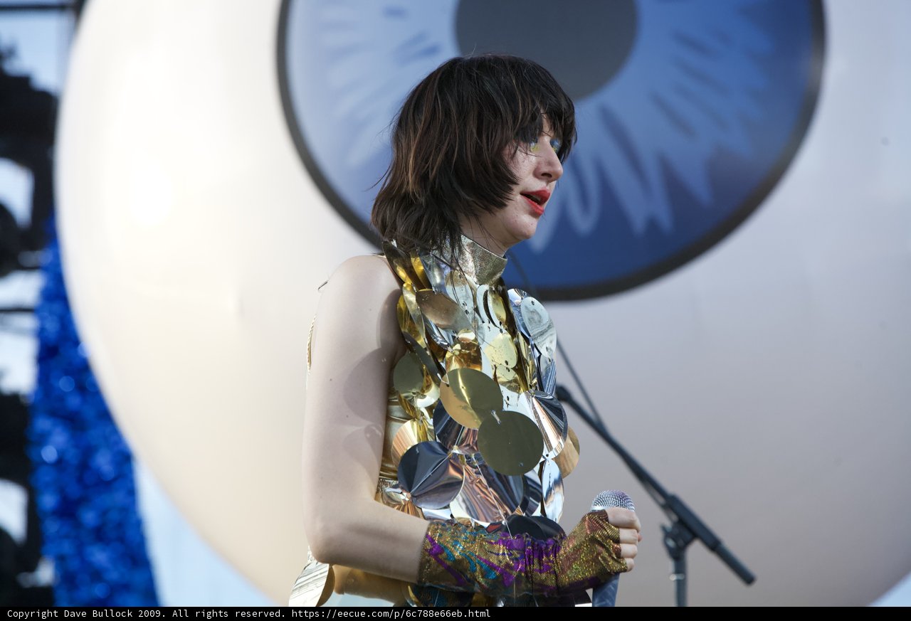 Karen Lee Orzolek Performs at Coachella 2009